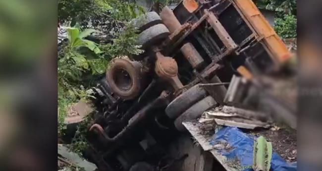 അ​ടി​മാ​ലി​യി​ല്‍ ടി​പ്പ​ര്‍ ലോ​റി വീ​ടി​ന് മു​ക​ളി​ലേ​ക്ക് മ​റി​ഞ്ഞു