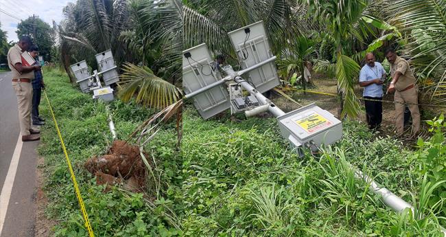 എ​ഐ കാ​മ​റ വാ​ഹ​ന​മി​ടി​ച്ച് ത​ക​ർ​ന്ന സം​ഭ​വം; ഒ​രാ​ൾ അ​റ​സ്റ്റി​ൽ