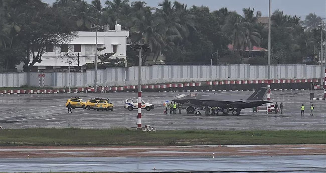 ബ്രി​ട്ടീ​ഷ്  യു​ദ്ധവി​മാ​ന​ത്തിന്  തിരുവനന്തപുരത്ത് അ​ടി​യ​ന്ത​ര  ലാ​ൻ​ഡിം​ഗ്