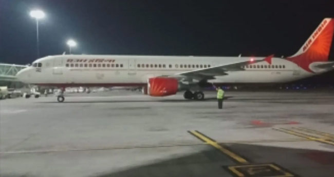 ബോംബ് ഭീഷണി: എ​​​യ​​​ർ ഇ​​​ന്ത്യ  വി​​​മാ​​​നം റി​​​യാ​​​ദി​​​ൽ ഇ​​​റ​​​ക്കി