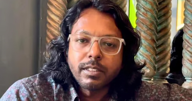 റി​വ്യൂ ബോം​ബ​ര്‍ അ​ക​ത്ത്