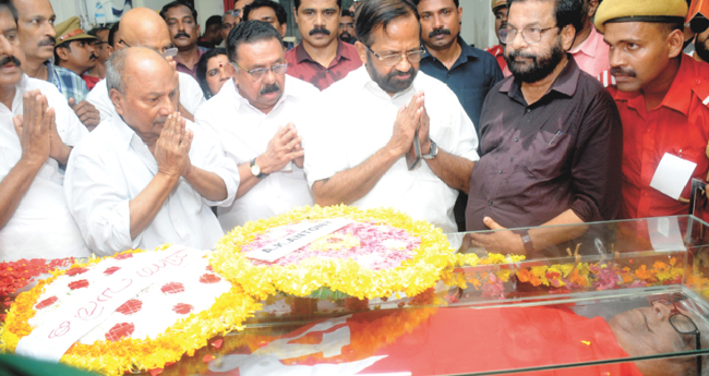 ജനനായകന് വി​ട​ചൊ​ല്ലി  ആയിരങ്ങൾ