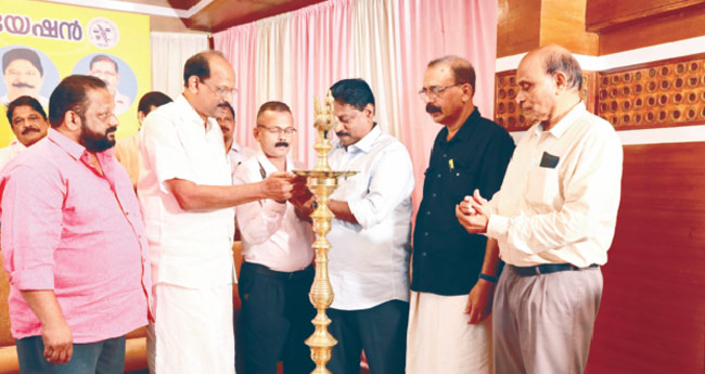 ഇ-​ഇ​ൻ​വോ​യ്സി​നൊ​പ്പം  ഇ-​വേ ബി​ൽ നി​ബ​ന്ധ​ന ഒ​ഴി​വാ​ക്ക​ണം:  എ​കെ​ഡി​എ