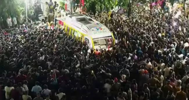 പാ​ര്‍​ട്ടി ഓ​ഫീ​സി​നോ​ട് വി​ട​പ​റ​ഞ്ഞ് വി.​എ​സ്; എ​കെ​ജി സെ​ന്‍റ​റി​ലെ പൊ​തു​ദ​ർ​ശ​നം അ​വ​സാ​നി​ച്ചു