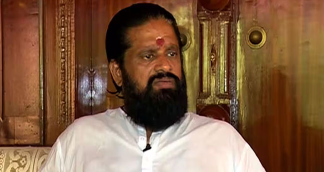 മന്ത്രിയോട് അയിത്തം കാട്ടിയില്ലെന്ന് അക്കീരമൺ  കാളിദാസ ഭട്ടതിരി