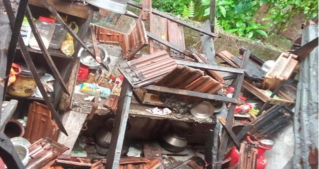 ക​ന​ത്ത മ​ഴ​യി​ൽ വീ​ടിന്‍റെ  മേ​ൽ​ക്കൂ​ര ത​ക​ർ​ന്നു