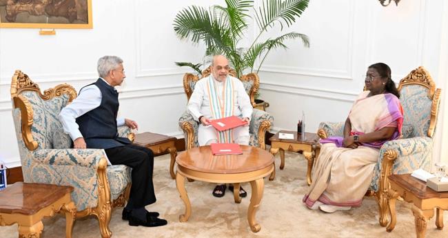 പ​ഹ​ൽ​ഗാം ഭീ​ക​രാ​ക്ര​മ​ണം; അ​മി​ത് ഷാ ​രാ​ഷ്ട്ര​പ​തി​യെക്കണ്ട് സാ​ഹ​ച​ര്യം വി​ശ​ദീ​ക​രി​ച്ചു