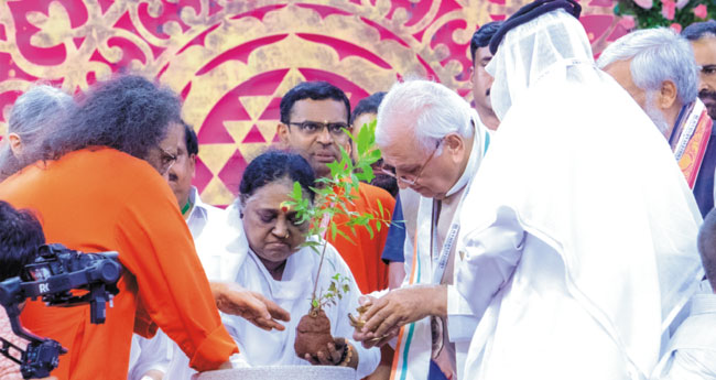 അ​മൃ​ത​പു​രി​യിക്ക്  ആ​ഘോ​ഷ​മാ​യി   അ​മൃ​താ​ന​ന്ദ​മ​യി​യു​ടെ പി​റ​ന്നാ​ൾ