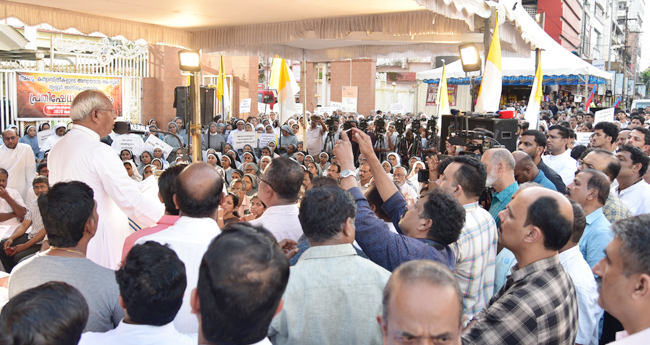 ക​ന്യാ​സ്ത്രീ​മാർ പു​റ​ത്തി​റ​ങ്ങും​വ​രെ  സ​മ​രം: മാ​ർ ആ​ൻ​ഡ്രൂ​സ് താ​ഴ​ത്ത്