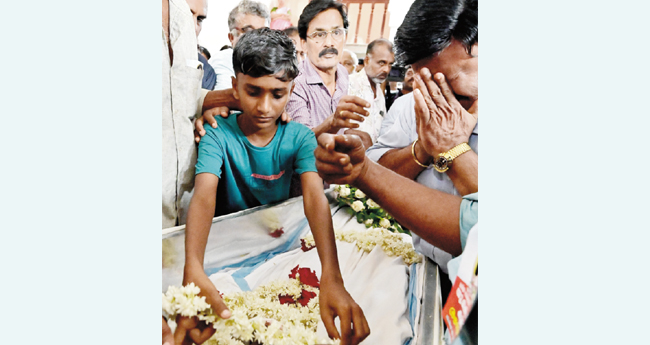 കു​വൈ​റ്റ് ദു​ര​ന്തം : അ​നീ​ഷി​ന് നാ​ട്  ക​ണ്ണീ​രോ​ടെ വി​ട​യേ​കി