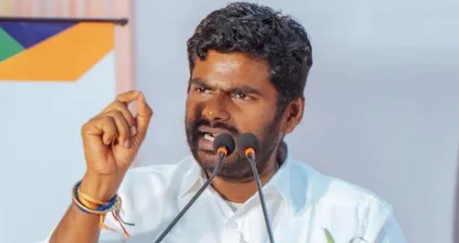 ശ​പ​ഥം പി​ൻ​വ​ലി​ച്ച് അ​ണ്ണാ​മ​ലൈ; ചെ​രു​പ്പ് ധ​രി​ച്ചു