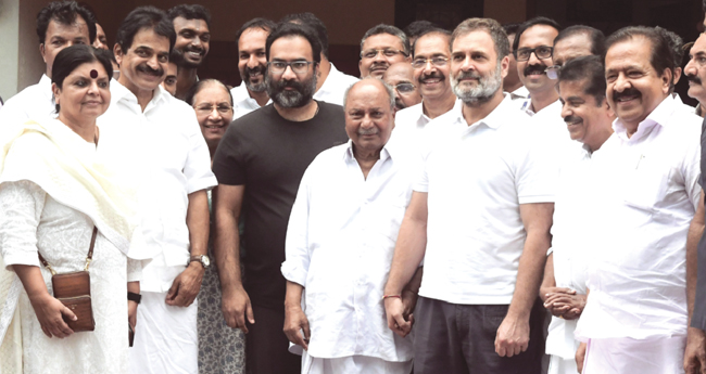 ആ​ന്‍റ​ണി​യെ  അ​ഞ്ജ​ന​ ത്തി​ൽ സന്ദർശിച്ച് രാ​ഹു​ൽ