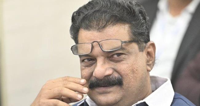 വി.​ഡി.​സ​തീ​ശ​ൻ ക​ണ്ണു​രു​ട്ടി; അ​ൻ​വ​ർ അ​യ​യു​ന്നു