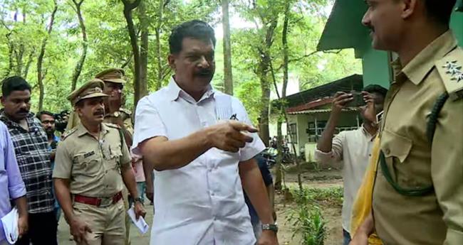 വ​നം വ​കു​പ്പ് ഉ​ദ്യോ​ഗ​സ്ഥ​നെ​തി​രെ പി.​വി.​അ​ൻ​വ​ർ പ​രാ​തി ന​ൽ​കി