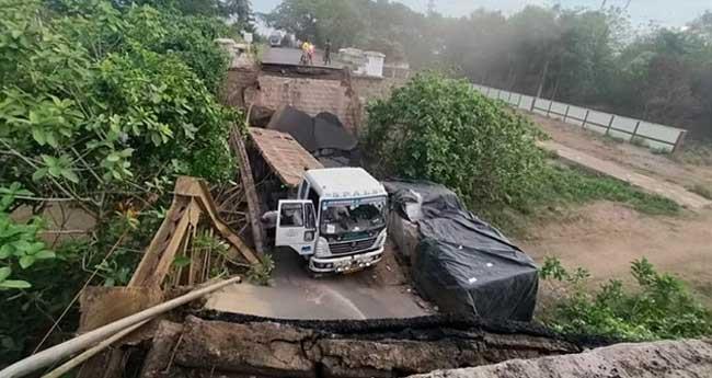 ഗ്രാ​നൈ​റ്റ് ട്ര​ക്ക് ക​യ​റി പാ​ലം ത​ക​ർ​ന്നു