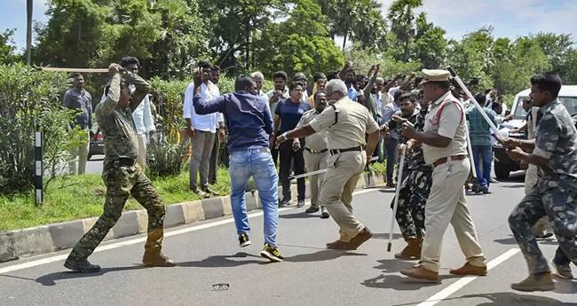 ആ​ന്ധ്ര​യി​ൽ പോ​ര് മു​റു​കു​ന്നു; ടി​ഡി​പി എം​എ​ൽ​എ​മാ​ർ വീ​ട്ടു​ത​ട​ങ്ക​ലി​ൽ