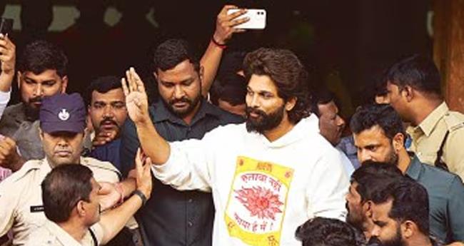 ആ​രാ​ധ​ക​ർ ആ​വേ​ശ​ത്തി​ൽ; ന​ട​ൻ അ​ല്ലു അ​ർ​ജു​ൻ ജയിൽ മോ​ചി​ത​നാ​യി