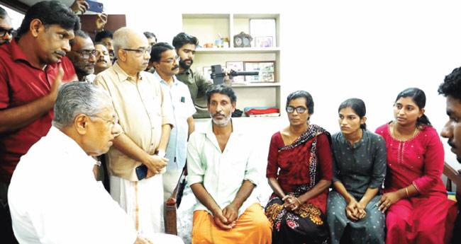 മണ്ണിടിച്ചിലിൽ കാണാതായ അർജുന്‍റെ  കുടുംബത്തെ ആശ്വസിപ്പിച്ച് മുഖ്യമന്ത്രി