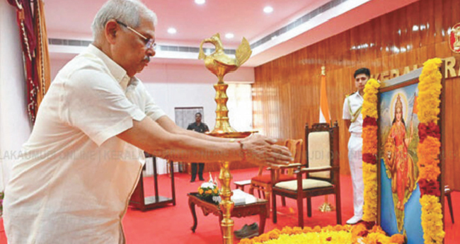 കൊ​ന്പു​കോ​ർ​ത്ത് ഗ​വ​ർ​ണ​റും സ​ർ​ക്കാ​രും