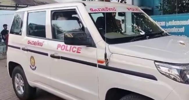 തു​റ​ന്നു​കി​ട​ന്ന വീ​ടി​നു​ള്ളി​ല്‍​നി​ന്ന് മൊ​ബൈ​ല്‍ ഫോ​ണ്‍ മോ​ഷ്ടി​ച്ച യു​വാ​വും സു​ഹൃ​ത്തും അ​റ​സ്റ്റി​ല്‍