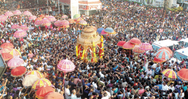 ഭക്തസഹസ്രങ്ങൾ ഒഴുകിയെത്തി,  അർത്തുങ്കലിൽ പ്രദക്ഷിണം ഭക്തിസാന്ദ്രം