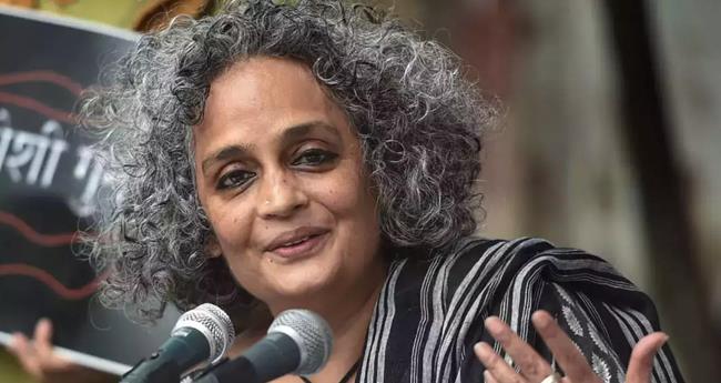 പ്ര​കോ​പ​ന​പ​ര​മാ​യ പ്ര​സം​ഗം; അ​രു​ന്ധ​തി റോ​യി​യെ പ്രോ​സി​ക്യൂ​ട്ട് ചെ​യ്യാ​ന്‍ അ​നു​മ​തി