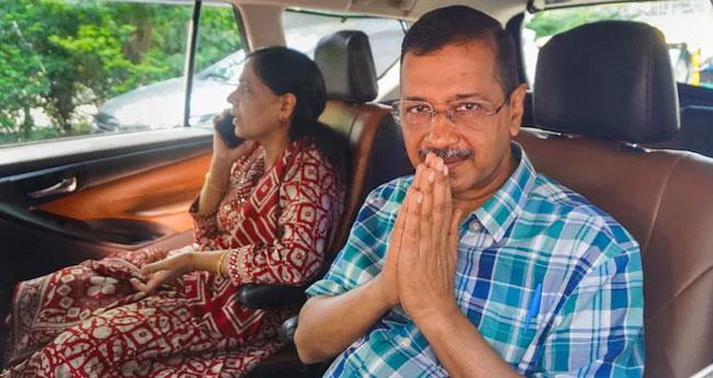 മു​ഖ്യ​മ​ന്ത്രി​യു​ടെ ഔ​ദ്യോ​ഗി​ക വ​സ​തി​യി​ൽ​നി​ന്നു പ​ടി​യി​റ​ങ്ങി കേ​ജ​രി​വാ​ൾ