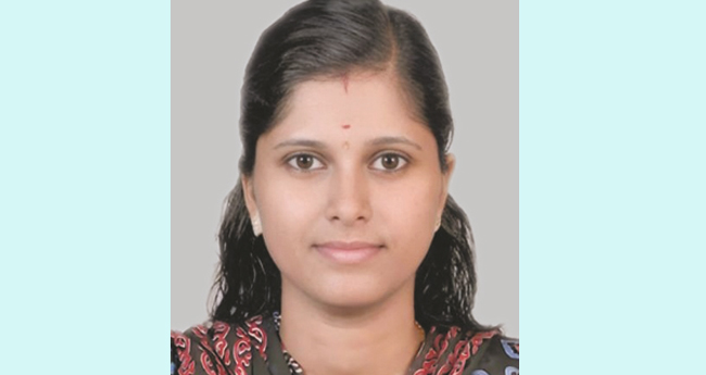 ഇ​ഷ്ടി​ക ത​ല​യി​ൽവീ​ണ്  യു​വ​തി മ​രി​ച്ചു