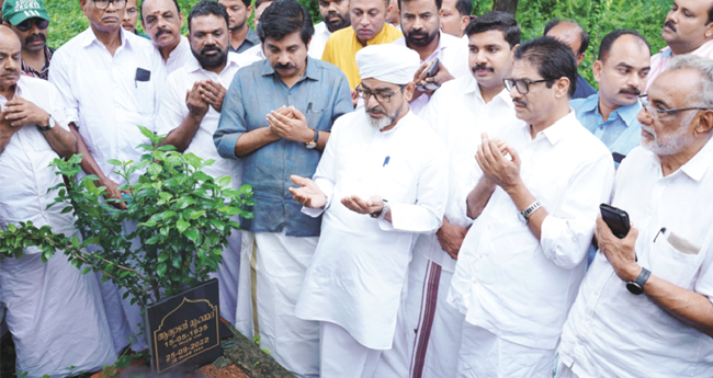 ആ​ര്യാ​ട​ന്‍റെ  ഓ​ർ​മ​ക​ൾ​ക്കു മു​ന്നി​ൽ  പ്രാ​ർ​ഥ​ന​യോ​ടെ ഷൗ​ക്ക​ത്തി​ന്‍റെ  പ്ര​ചാ​ര​ണത്തു​ട​ക്കം