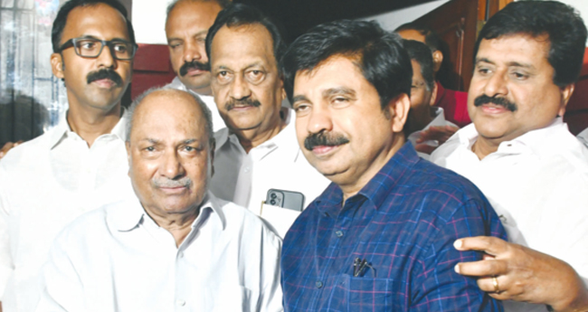 ആ​ന്‍റ​ണി​യു​ടെ  അ​നു​ഗ്ര​ഹം തേ​ടി  ആ​ര്യാ​ട​ന്‍ ഷൗ​ക്ക​ത്ത്