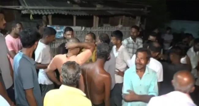 ആ​സാ​മി​ൽ ഒ​രു​കു​ടും​ബ​ത്തി​ലെ മൂ​ന്നു​പേ​ർ കൊ​ല്ല​പ്പെ​ട്ട നി​ല​യി​ൽ