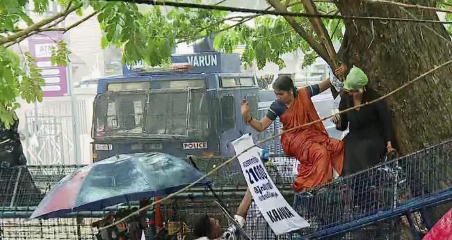 ആ​ശാ​വ​ര്‍​ക്ക​ര്‍​മാ​ർ ക്ലി​ഫ് ഹൗ​സി​ലേ​ക്ക് ന​ട​ത്തി​യ മാ​ര്‍​ച്ചി​ൽ സം​ഘ​ര്‍​ഷം; ജ​ല​പീ​ര​ങ്കി പ്ര​യോ​ഗി​ച്ചു