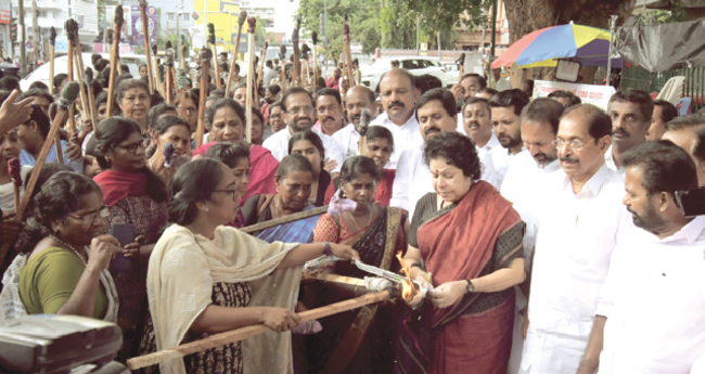 100 ദി​നം പി​ന്നി​ട്ട് ആ​ശാ​ സ​മ​രം:  സ​മ​ര​പ്പ​ന്ത​ങ്ങ​ളു​യ​ർ​ത്തി പ്ര​തി​ഷേ​ധം