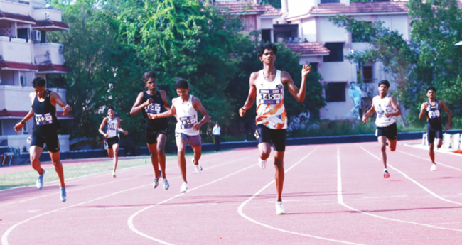 മ​​നു, അ​​ഷ്ഫാ​​ഖ് സു​​വ​​ർ​​ണതാരങ്ങൾ