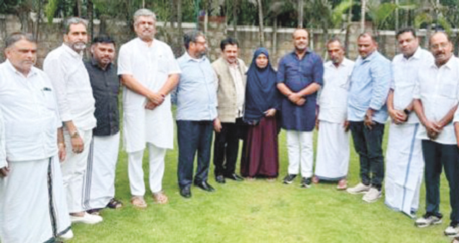 അ​ഷ്റ​ഫി​ന്‍റെ കു​ടും​ബ​ത്തി​നു സ​ഹാ​യ​വു​മാ​യി കോ​ൺ​ഗ്ര​സ് നേ​താ​ക്ക​ൾ