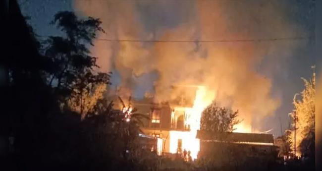 വ​ഖ​ഫ് പ്ര​തി​ഷേ​ധം; മ​ണി​പ്പൂ​രി​ൽ ബി​ജെ​പി നേ​താ​വി​ന്‍റെ വീ​ടി​ന് തീ​യി​ട്ടു