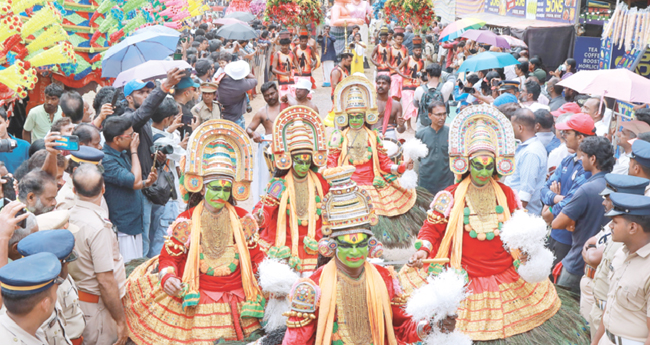 രാജവീഥിയെ പുളകംകൊള്ളിച്ച് അത്തം ഘോഷയാത്ര