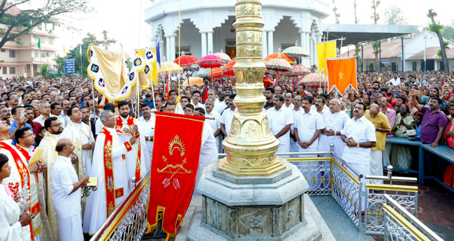 അതിരന്പുഴ ഭ​ക്തി​സാ​ന്ദ്രം; തി​രു​നാ​ളി​നു കൊ​ടി​യേ​റി