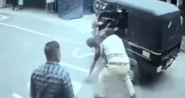 ഓ​ടി​ക്കൊ​ണ്ടി​രു​ന്ന ഓ​ട്ടോ​യി​ൽ നി​ന്ന് ഡ്രൈ​വ​റെ വ​ലി​ച്ച് റോ​ഡി​ലേ​ക്കി​ട്ടു; വ​നം​വ​കു​പ്പ് ജീ​വ​ന​ക്കാ​ര​നെ​തി​രെ കേ​സ്