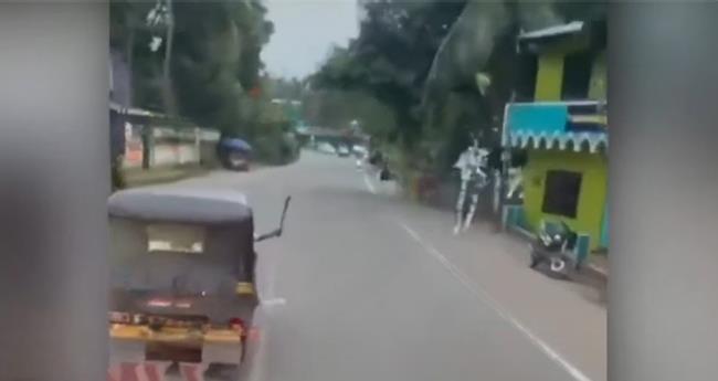 ഹോ​ൺ മു​ഴ​ക്കി സ്വ​കാ​ര്യ ബ​സ്; വ​ടി​വാ​ൾ വീ​ശി ഓ​ട്ടോ ഡ്രൈ​വ​ർ
