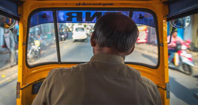 വ​യോ​ധി​ക​യെ റോ​ഡി​ല്‍ ഇ​റ​ക്കി വി​ട്ടു; ഓ​ട്ടോ ഡ്രൈ​വ​റു​ടെ ലൈ​സ​ന്‍​സ് റ​ദ്ദാ​ക്കി