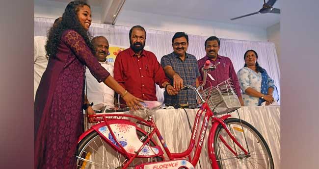 ക​ണ്ണി​ൽ​ച്ചോ​ര​യി​ല്ലാ​തെ ക​ള്ള​ൻ! ‌‌അ​വ​ന്തി​ക​യ്ക്ക് മ​ന്ത്രി സ​മ്മാ​നി​ച്ച സൈ​ക്കി​ളും മോ​ഷ​ണം​പോ​യി