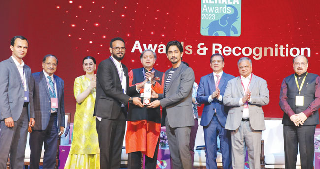 ബെ​സ്റ്റ് ഫാ​ര്‍​മ​സ്യൂ​ട്ടി​ക്ക​ല്‍​സ്-ആ​യു​ര്‍​വേ​ദ  അ​വാ​ര്‍​ഡ് വൈ​ദ്യ​ര​ത്‌​ന​ത്തി​ന്