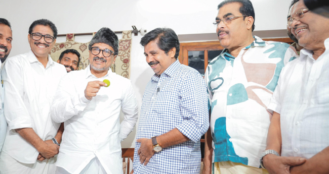 നന്ദി അറിയിക്കാൻ പാണക്കാട്ടെത്തി  ആര്യാടൻ ഷൗക്കത്ത്