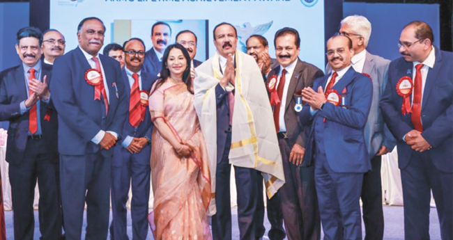 ഡോ. ​ആ​സാ​ദ് മൂ​പ്പ​ന്  ലൈ​ഫ് ടൈം ​അ​ച്ചീ​വ്‌​മെ​ന്‍റ് അ​വാ​ര്‍​ഡ്