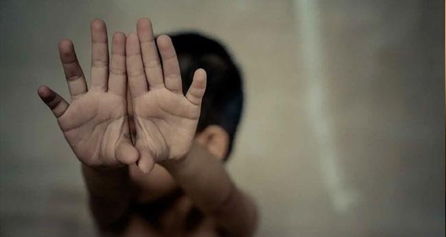 കാ​മു​ക​നെ ഫോ​ണ്‍ വി​ളി​ക്കു​ന്ന​തി​നി​ടെ ശ​ല്യം ചെ​യ്തു; അ​മ്മ മ​ക​നെ പൊ​ള്ളി​ച്ചു