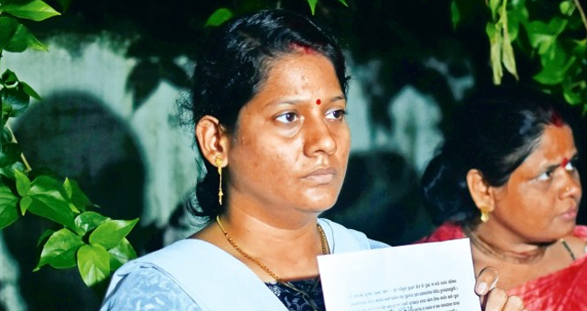 രാജ്ഭവൻ ജീവനക്കാരനെ മർദിച്ചു;  ഒഡീഷ ഗവർണറുടെ മകനെതിരേ പ്രതിഷേധം