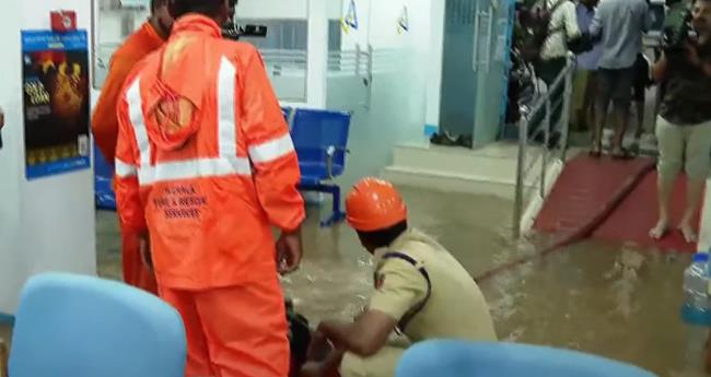 ക​ന​ത്ത മ​ഴ​യി​ൽ പ​ത്ത​നം​തി​ട്ട ന​ഗ​ര​ത്തി​ലെ കാ​ന​റാ ബാ​ങ്ക് ശാ​ഖ​യി​ൽ വെ​ള്ളം​ക​യ​റി; ബാ​ങ്ക് സേ​വ​നം ത​ട​സ​പ്പെ​ട്ടു