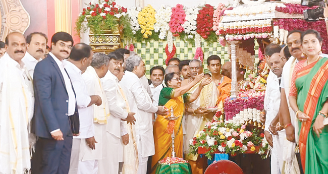 മൈസൂരു ദസറ ആഘോഷം ബാനു മുഷ്താഖ് ഉദ്ഘാടനം ചെയ്തു