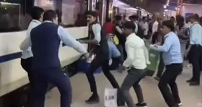 കു​ടി​വെ​ള്ള​ത്തെ ചൊ​ല്ലി ത​ർ​ക്കം; റെ​യി​ല്‍​വേ സ്റ്റേ​ഷ​നി​ല്‍ വ​ന്ദേ​ഭാ​ര​ത് ജീ​വ​ന​ക്കാ​ര്‍ ഏ​റ്റു​മു​ട്ടി